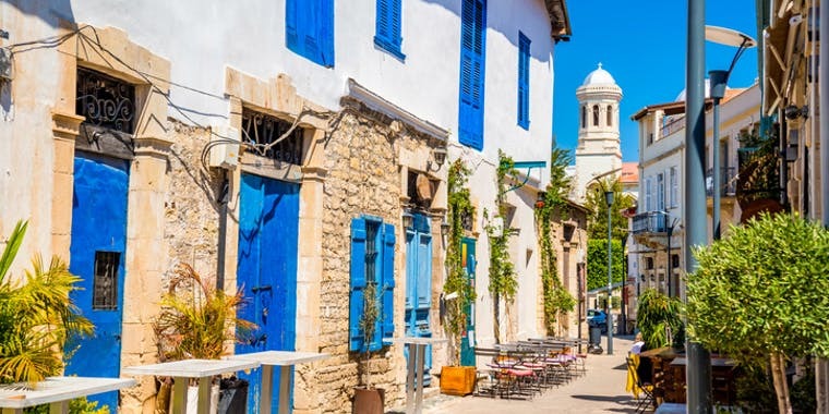 I Limassol finner du en gamleby, men også moderne attraksjoner der butikkene ligger tett og tilbyr det meste. Byen har et trendy uteliv, og det meste ligger innen gangavstand.