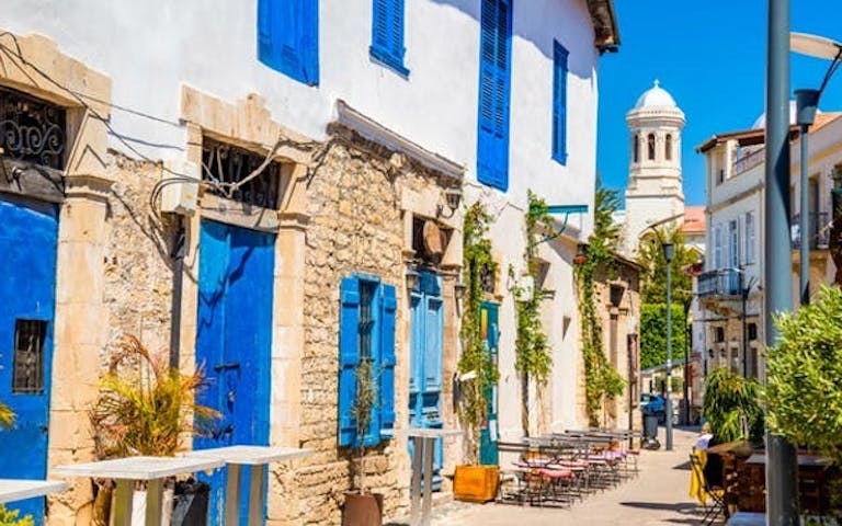 I Limassol finner du en gamleby, men også moderne attraksjoner der butikkene ligger tett og tilbyr det meste. Byen har et trendy uteliv, og det meste ligger innen gangavstand.