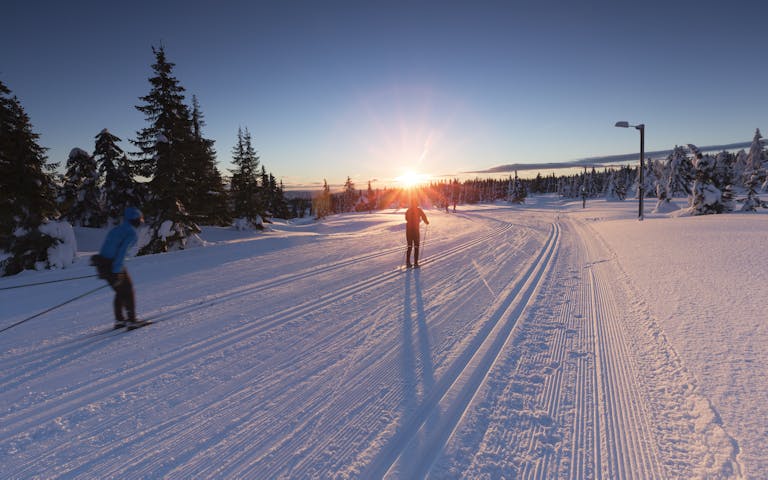 Skitur i solnedgang på Sjusjøen ved Lillehammer