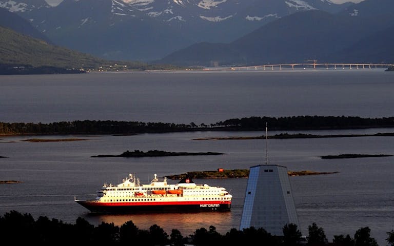 Hurtigruten i solnedgang i Molde