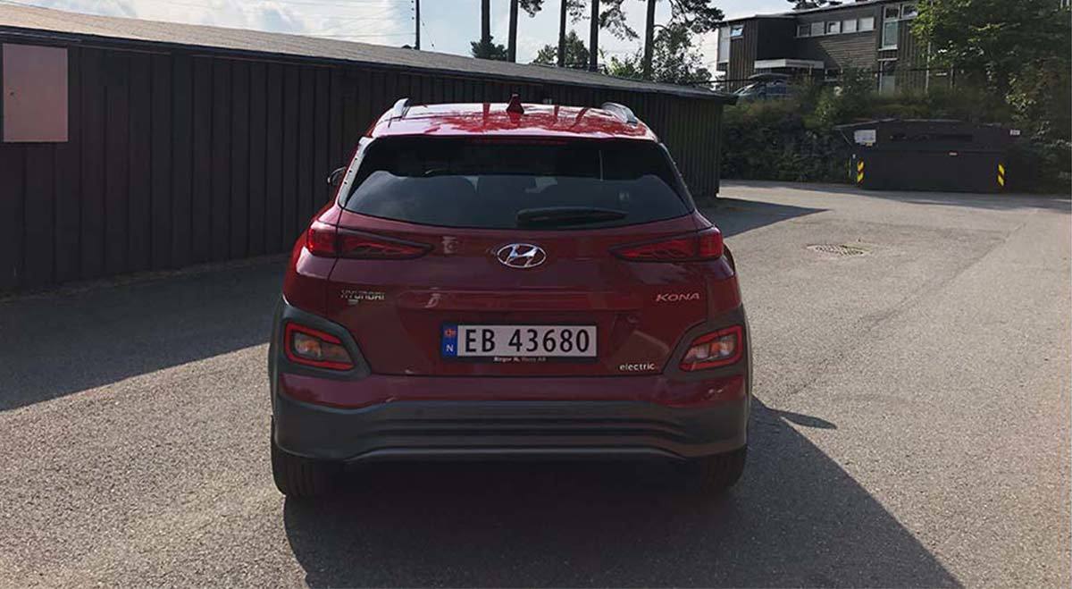 Bilde av baksiden av bil, tatt i motlys