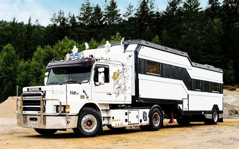 Meget spesiell SCANIA 112 med campingsemi. Trekkeren er omregestrert til 4 personer og opp-trekt i sort og hvitt skinn.