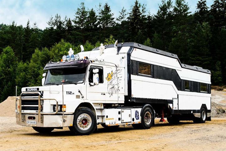 Meget spesiell SCANIA 112 med campingsemi. Trekkeren er omregestrert til 4 personer og opp-trekt i sort og hvitt skinn.