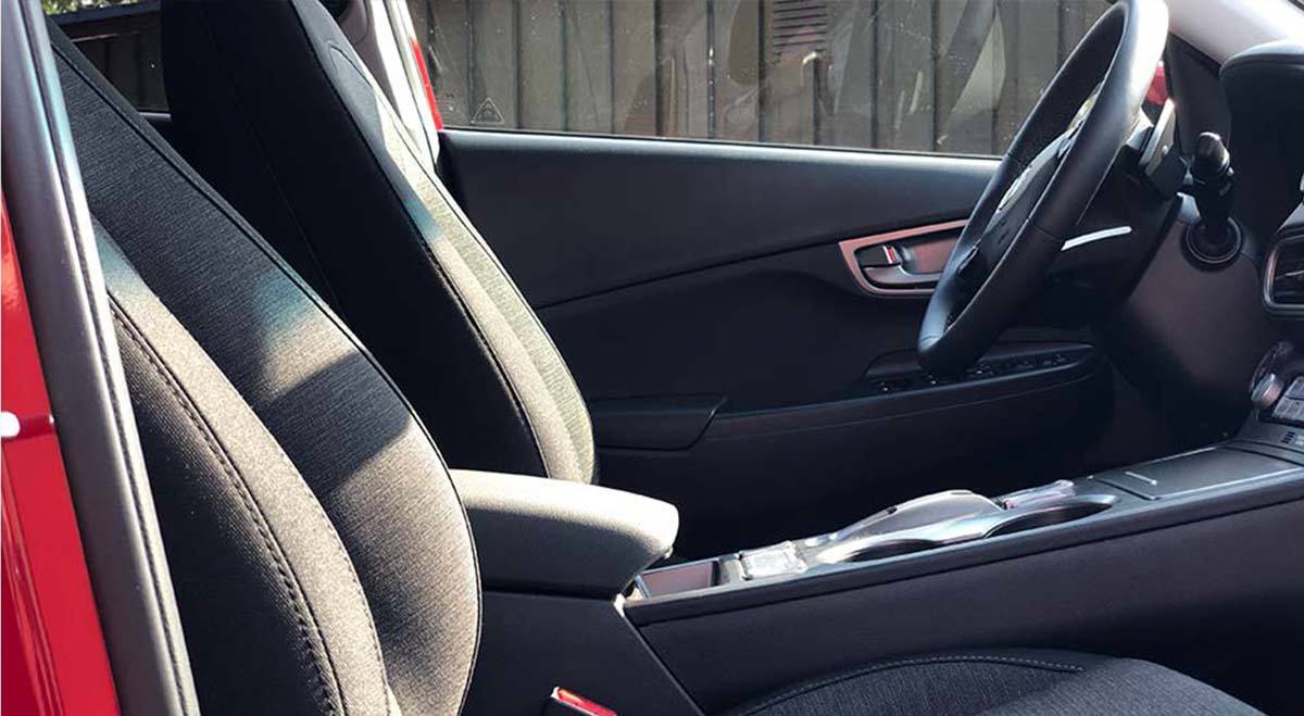 Bilde av innsiden av bil tatt rett fra siden