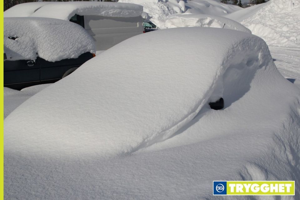 Under all denne snøen står det en fin blå Polo som trenger litt stell og omsorg :)