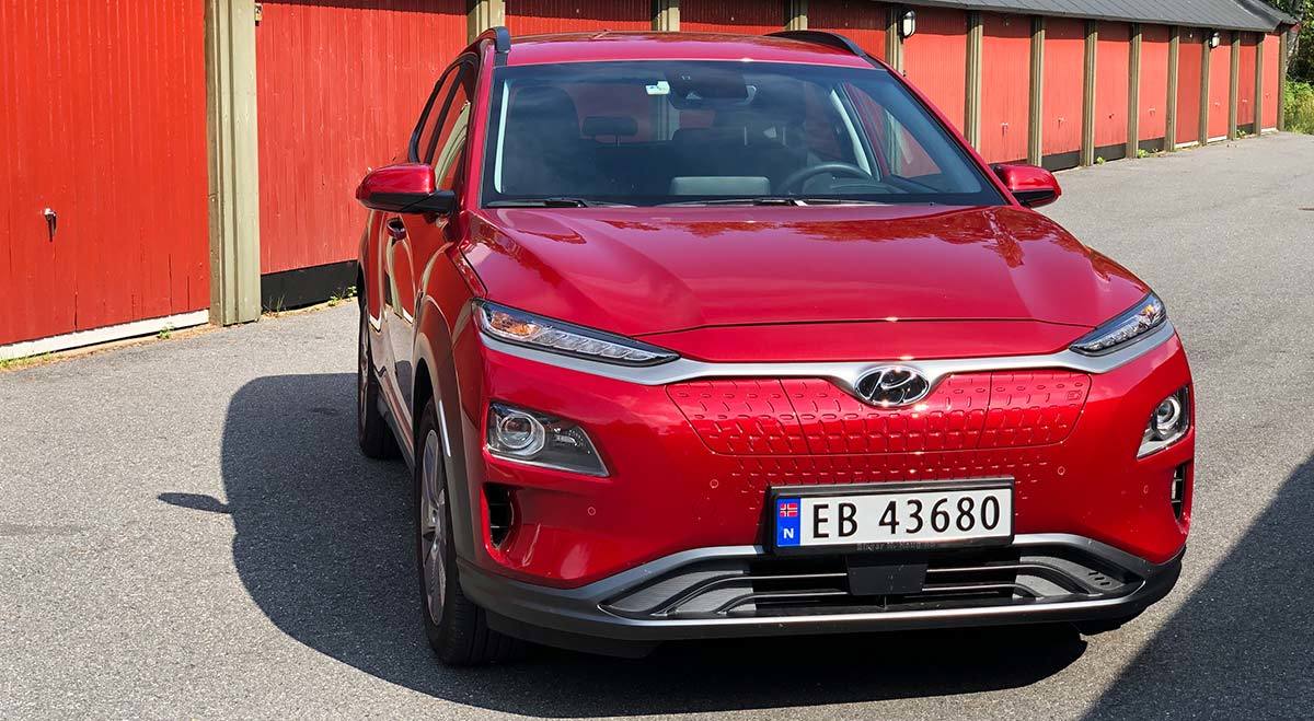 Rød bil fotografert forfra