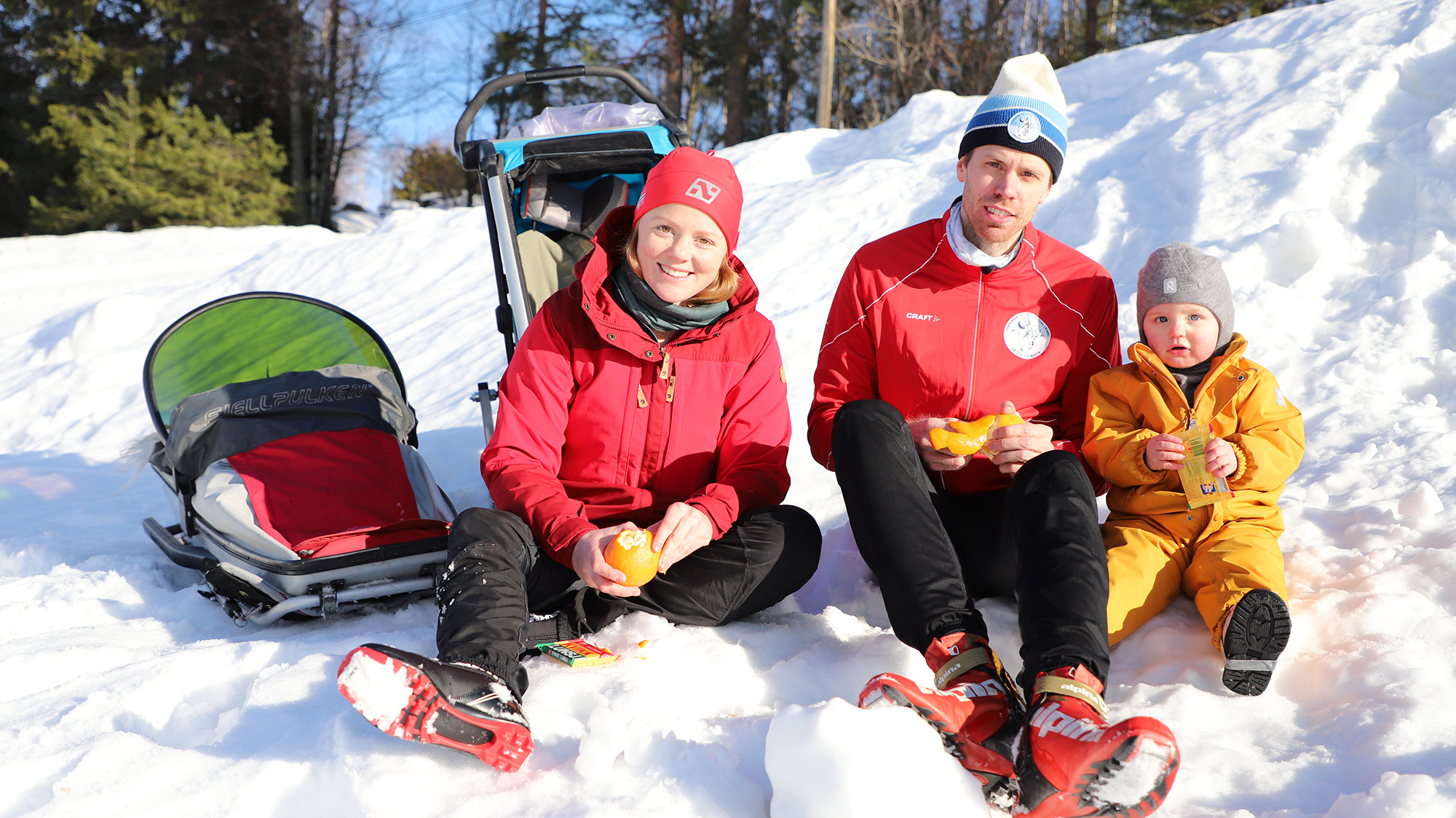 POPULÆRT MED PULK: En tur med pulk er en perfekt måte å ta med små barn ut i naturen på, sier Katrine Øinæs Myrset i FINN og Sigurd Bakke Amundsen i Skiforeningen. Til høyre hans datter Vilma. Foto: Svein Dybdahl.