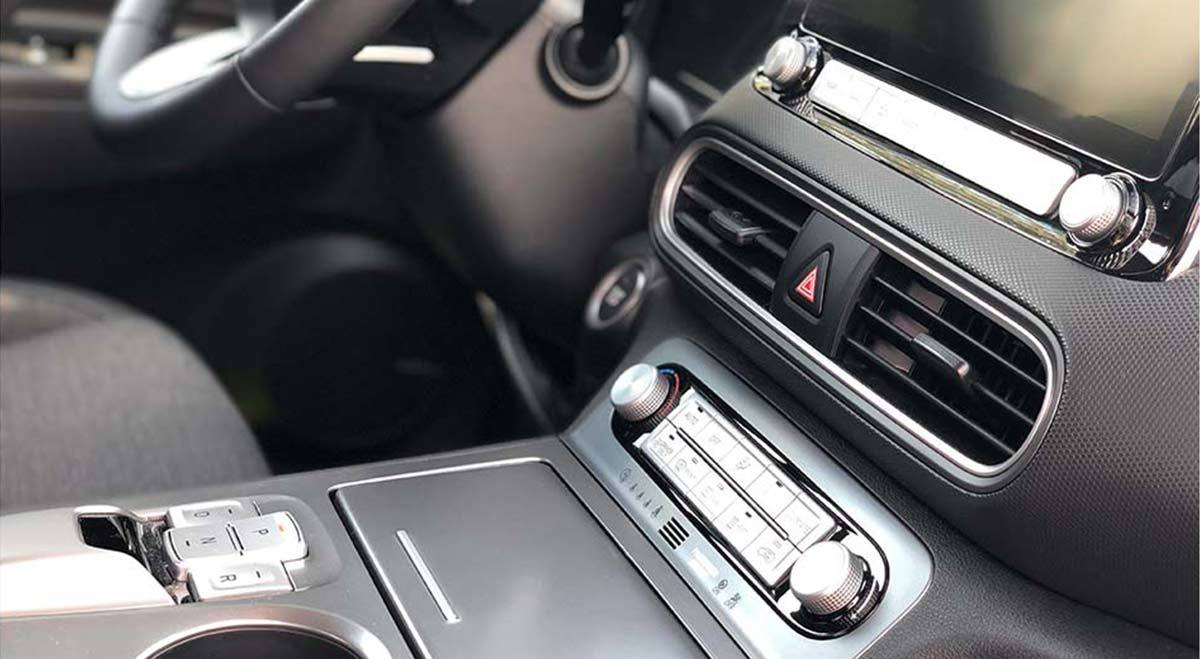 Detaljbilde av dashbord i bil