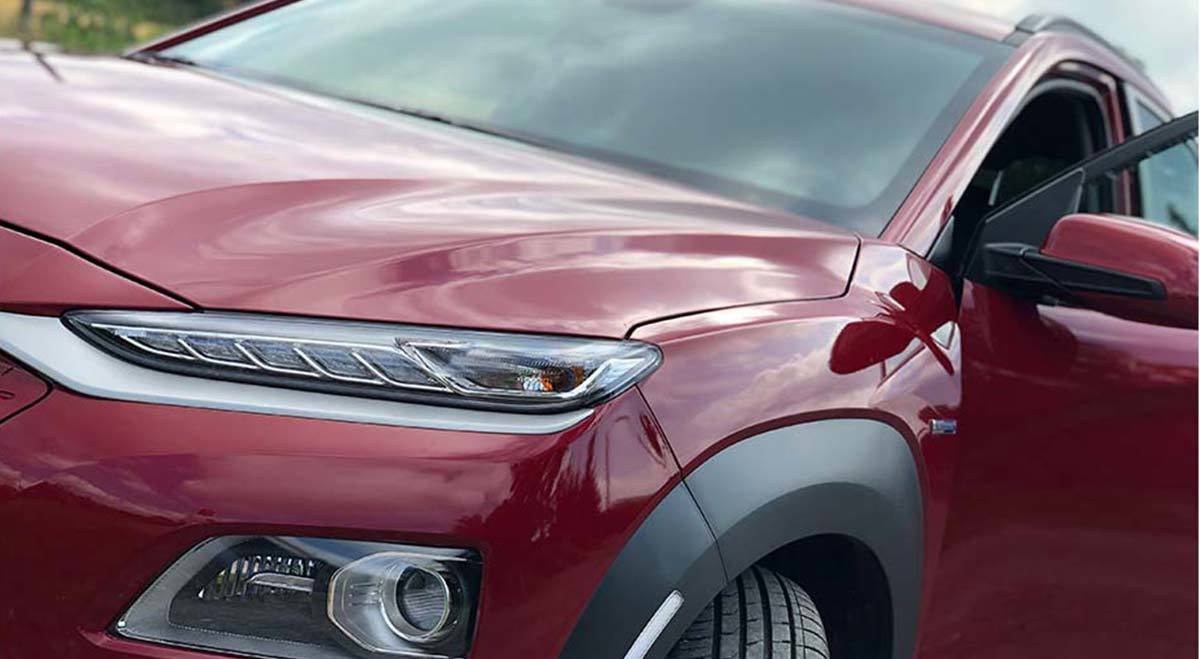 Detaljbilde av fronten på rød bil