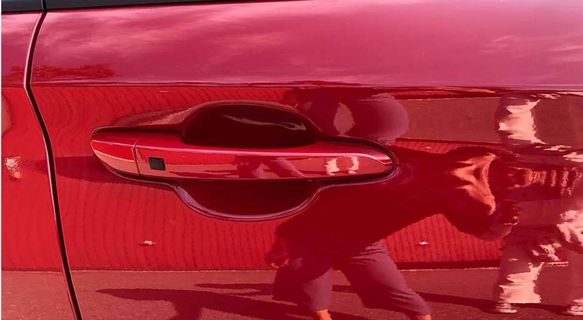 Nærbilde av bil med speilbilde av fotografen