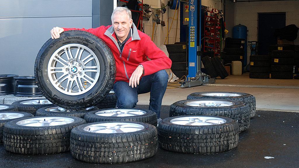 Mann presenterer bildekk