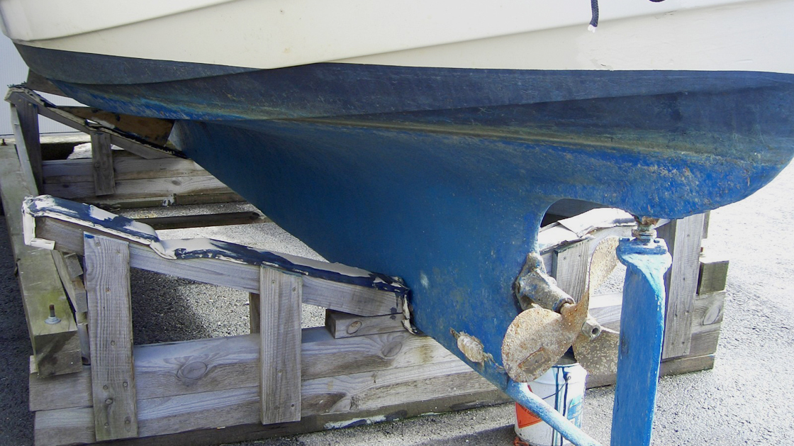 Båt som trenger bunnstoff