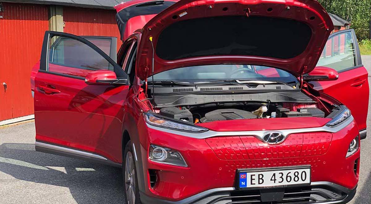 Dårlig bilde av utsiden av en bil med panser og dører åpne