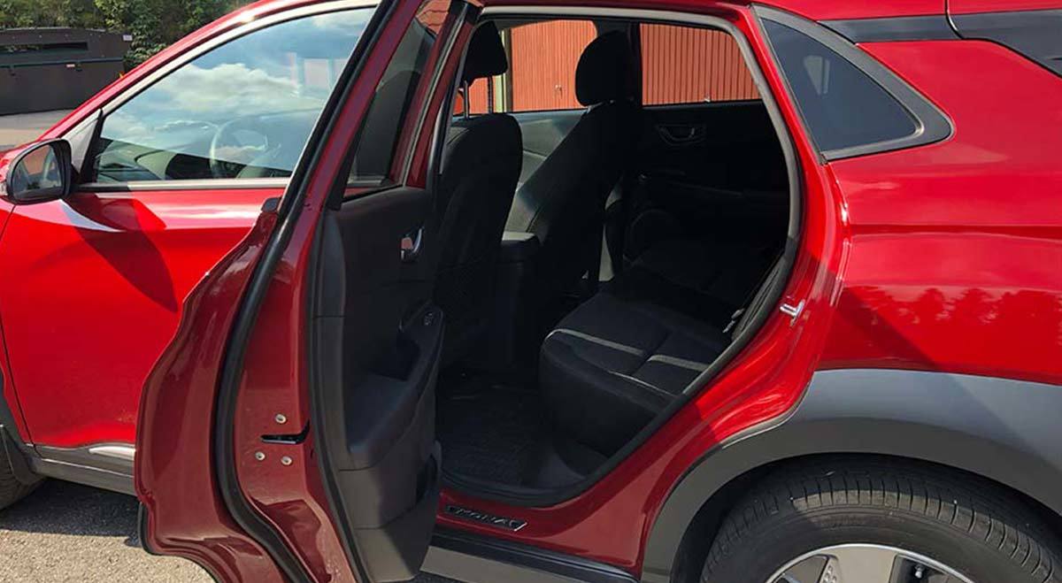 Dårlig bilde av siden av en bil, med en åpen bakdør