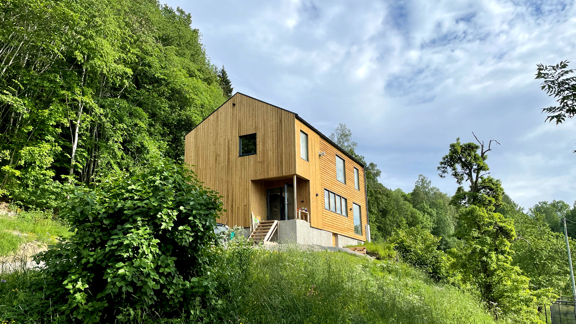 NYTT: Hovedhuset ble revet og bygget opp igjen helt fra grunnen av.