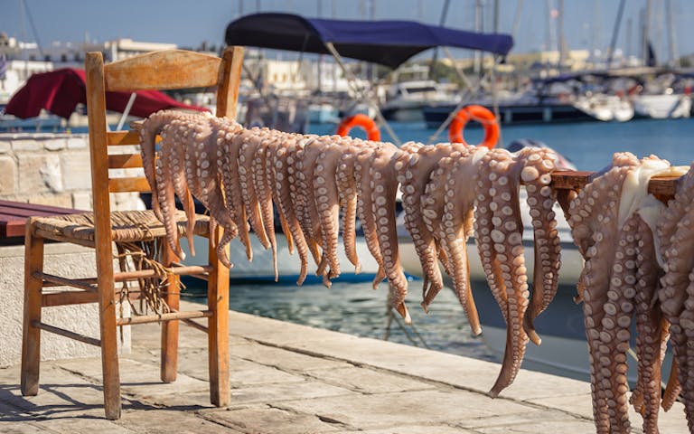 Kalamares - gresk sjømat til lufting på Naxos, i Hellas