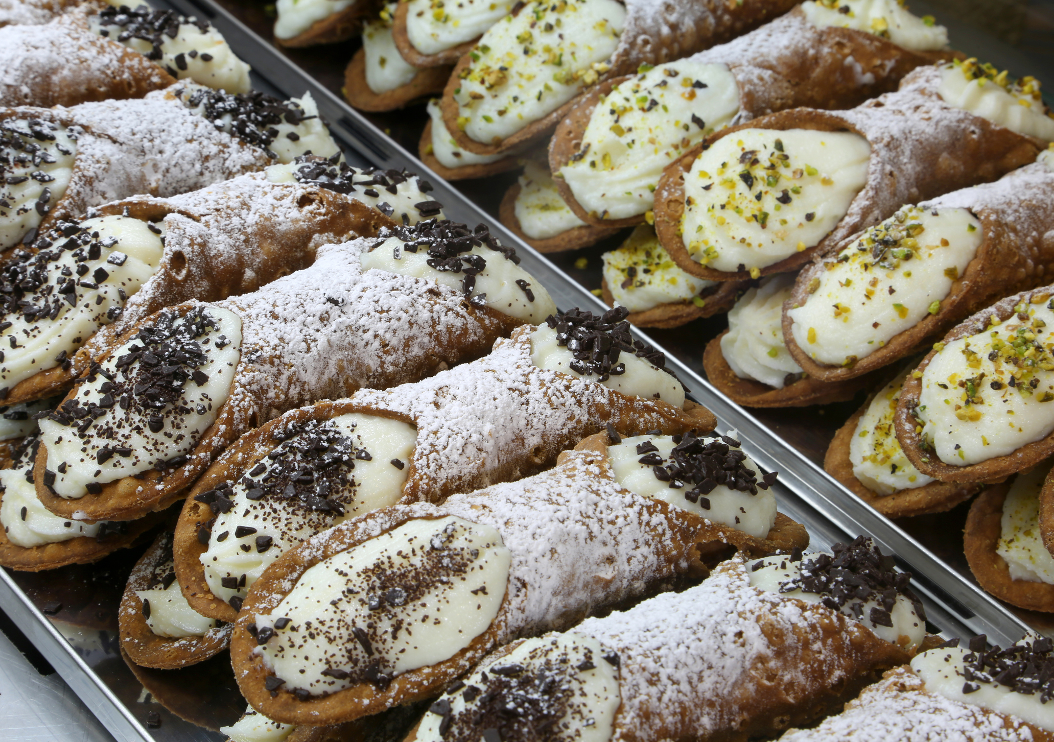 Utsnittsbilde av siciliansk spesialitet cannoli med ricotta, Palermo