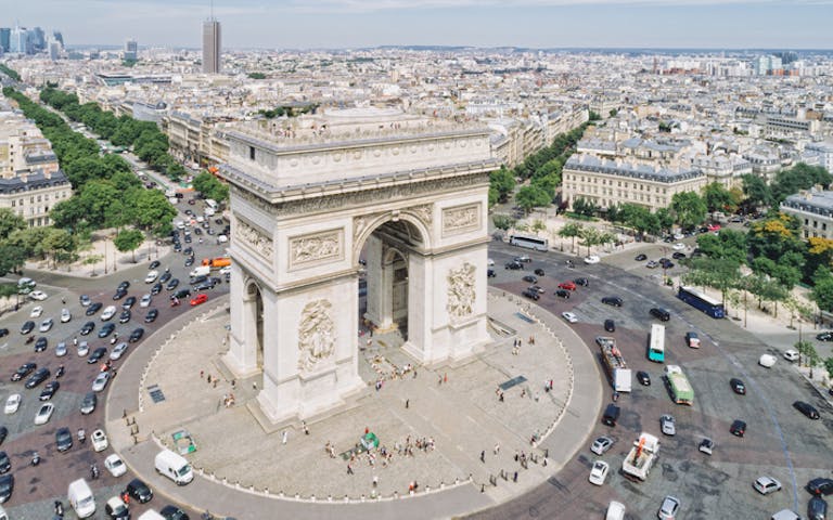 Bilde med utsikt over Triumfbuen i Paris