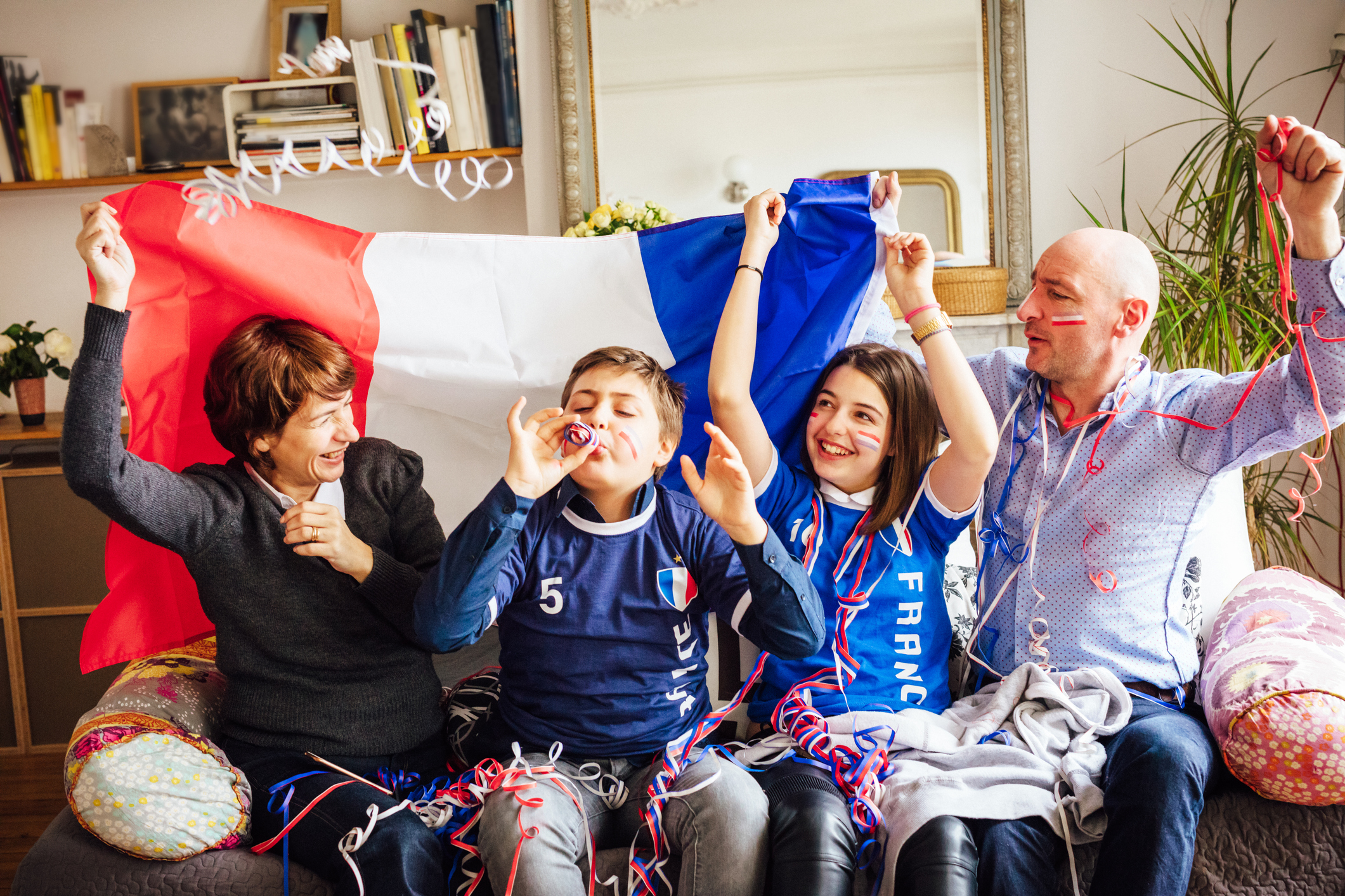 Bilde av familie i pur fotballglede i Paris