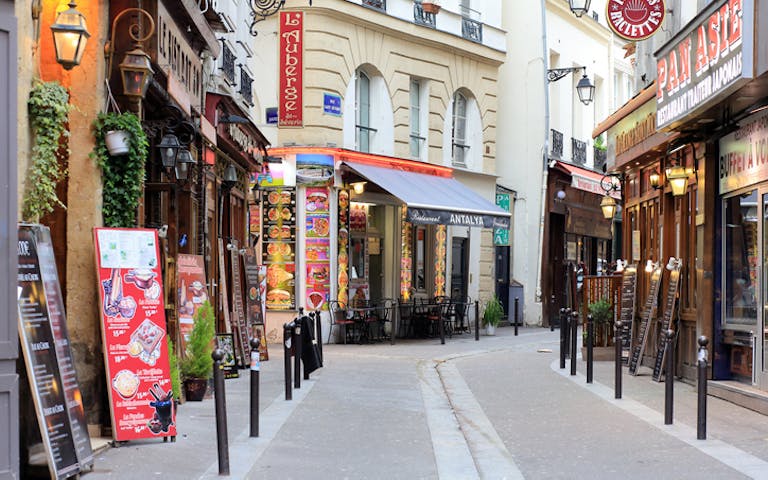 Bilde av restaurantgate nær Notre Dame i Paris