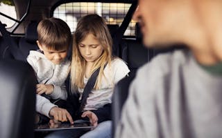 Pass på barnas nettbrett i bilen