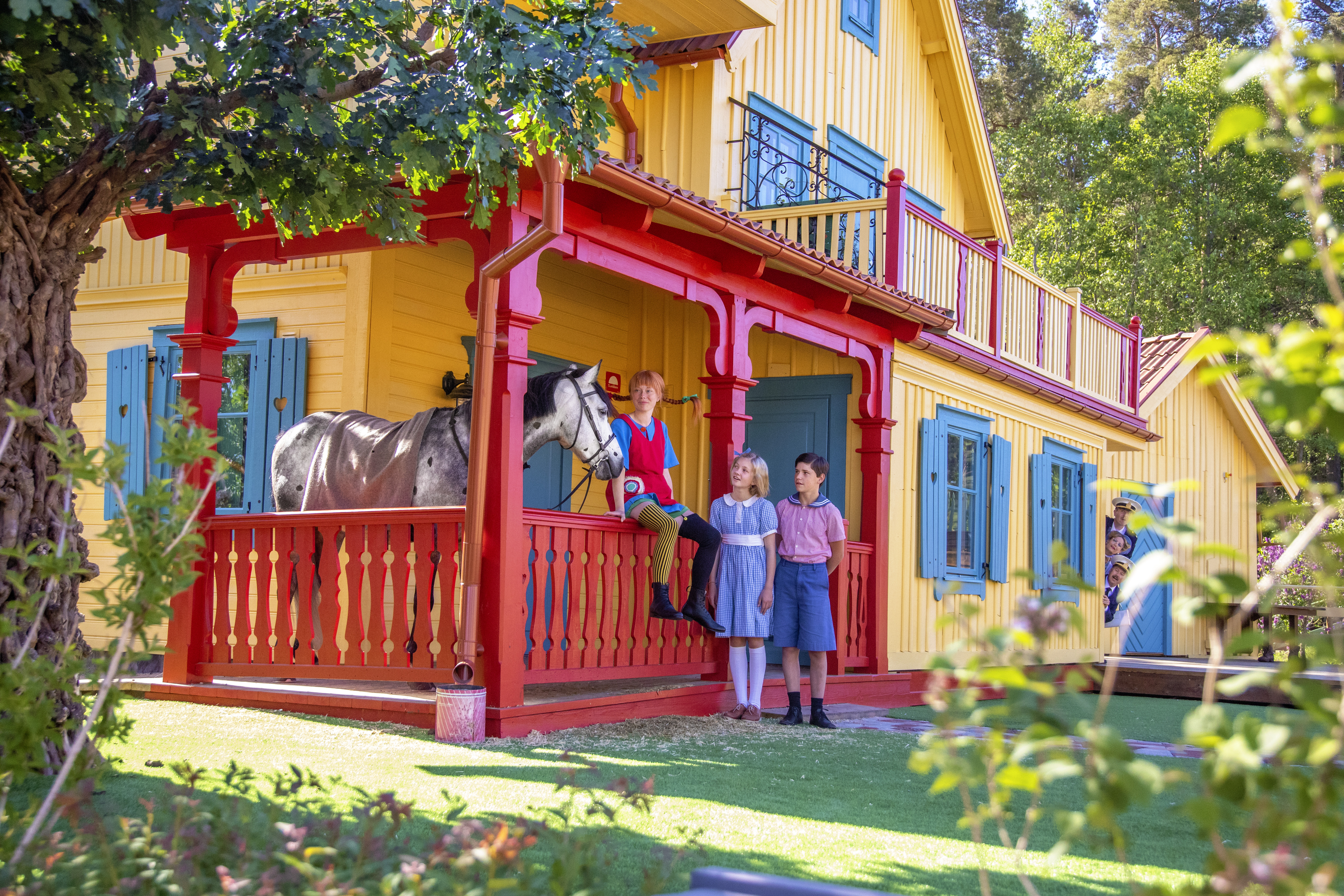 Pippi på verandan framför villan