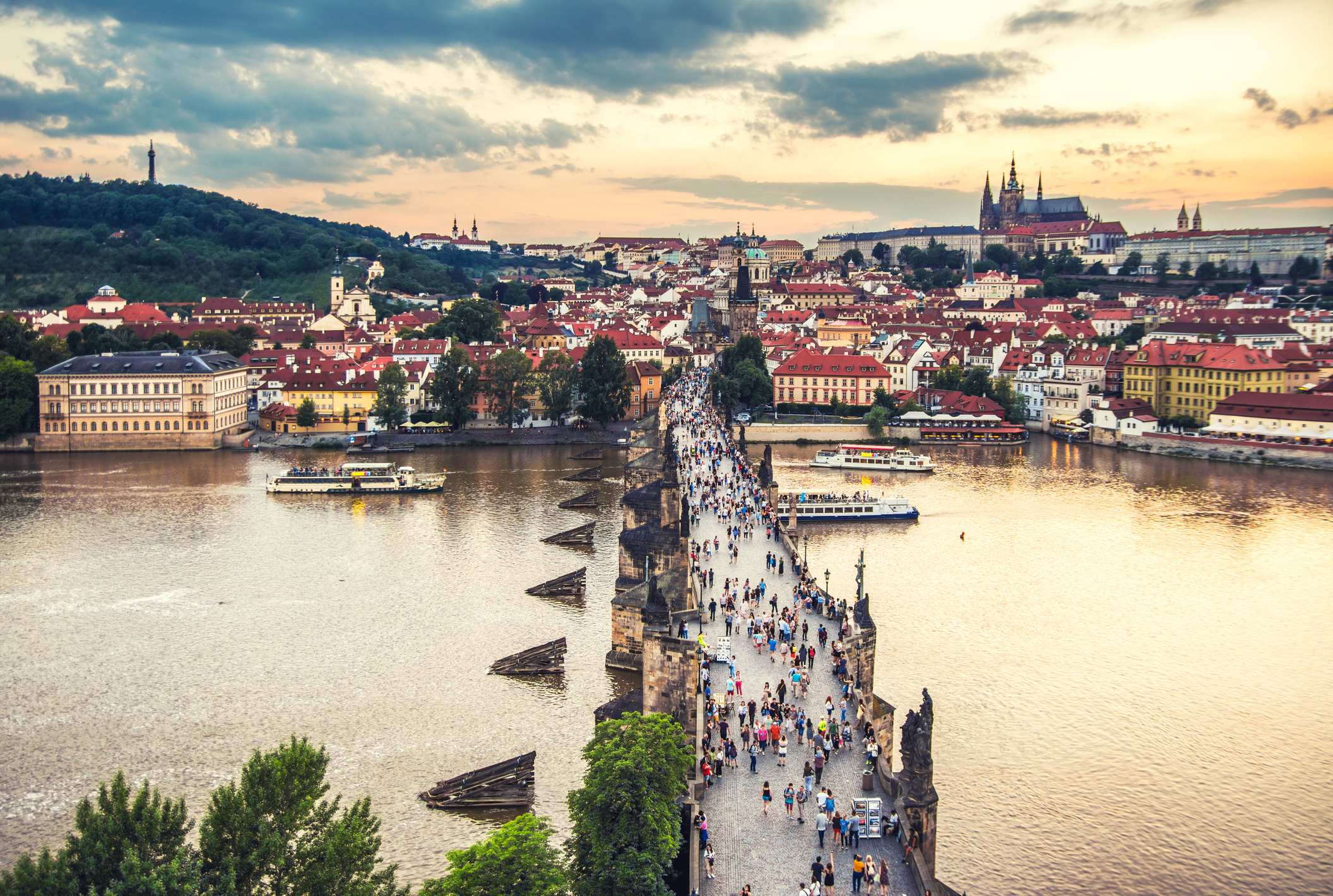 Bilde av Karlsbroen i solnedgang i Praha