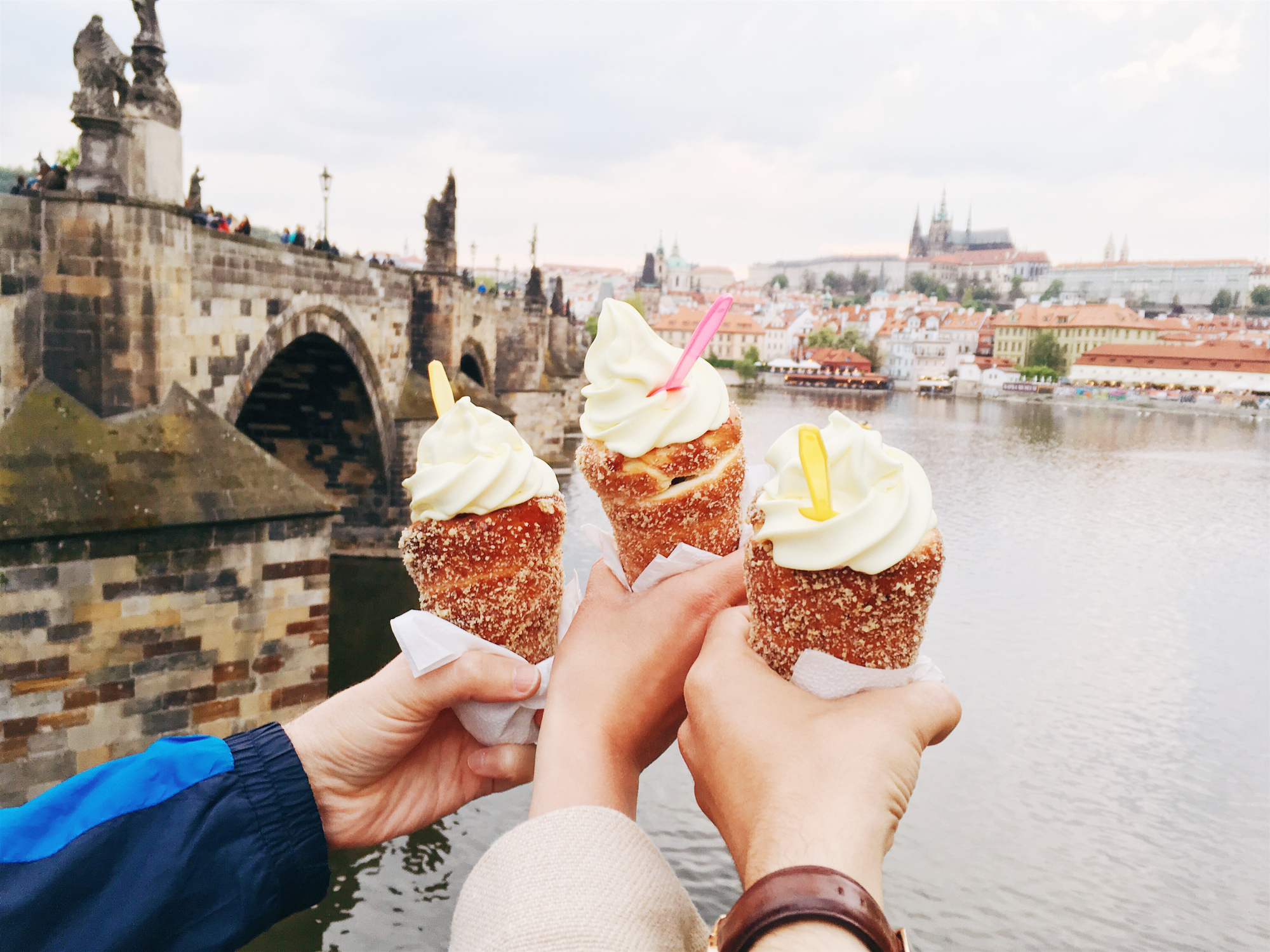 Bilde av tradisjonel bakverk- trdelnik med is i Praha
