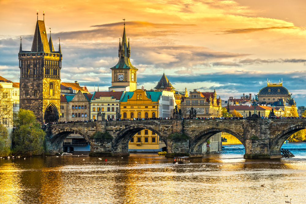 Karlsbroen ble påbegynt i 1357 og er et landemerke i Praha.