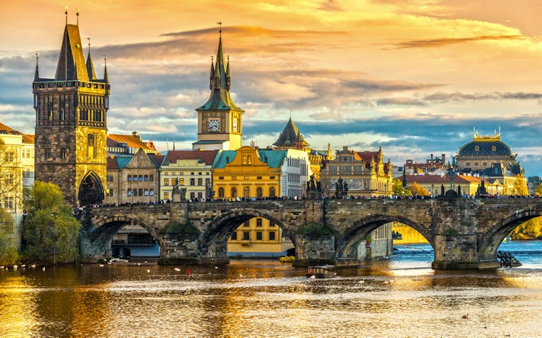 Karlsbroen ble påbegynt i 1357 og er et landemerke i Praha.