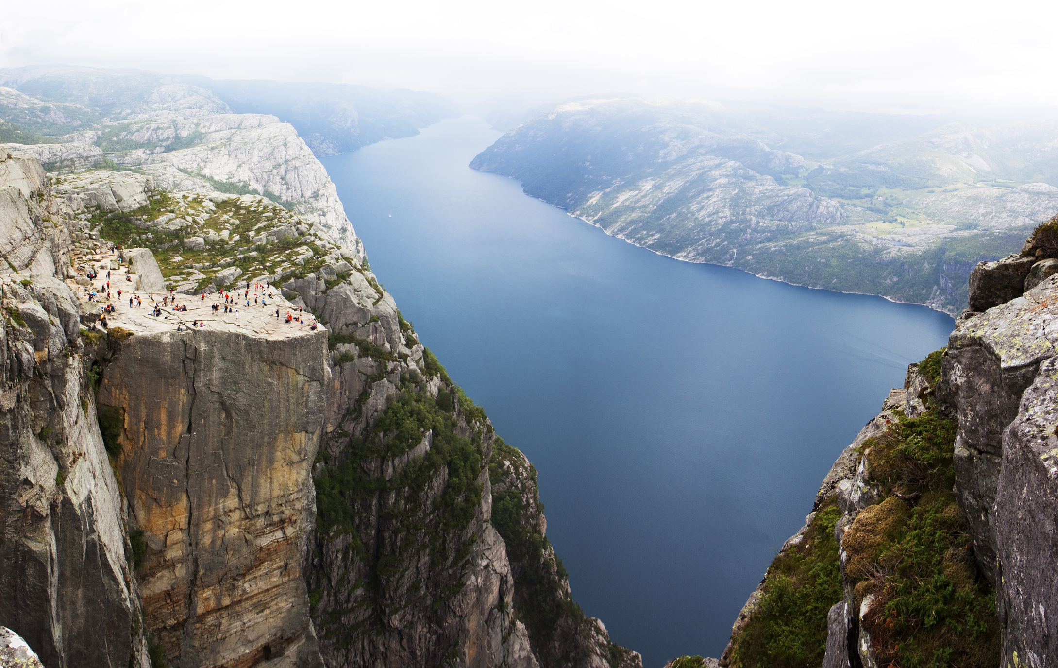 Panoramautsikt over Preikestolen og Lysefjorden