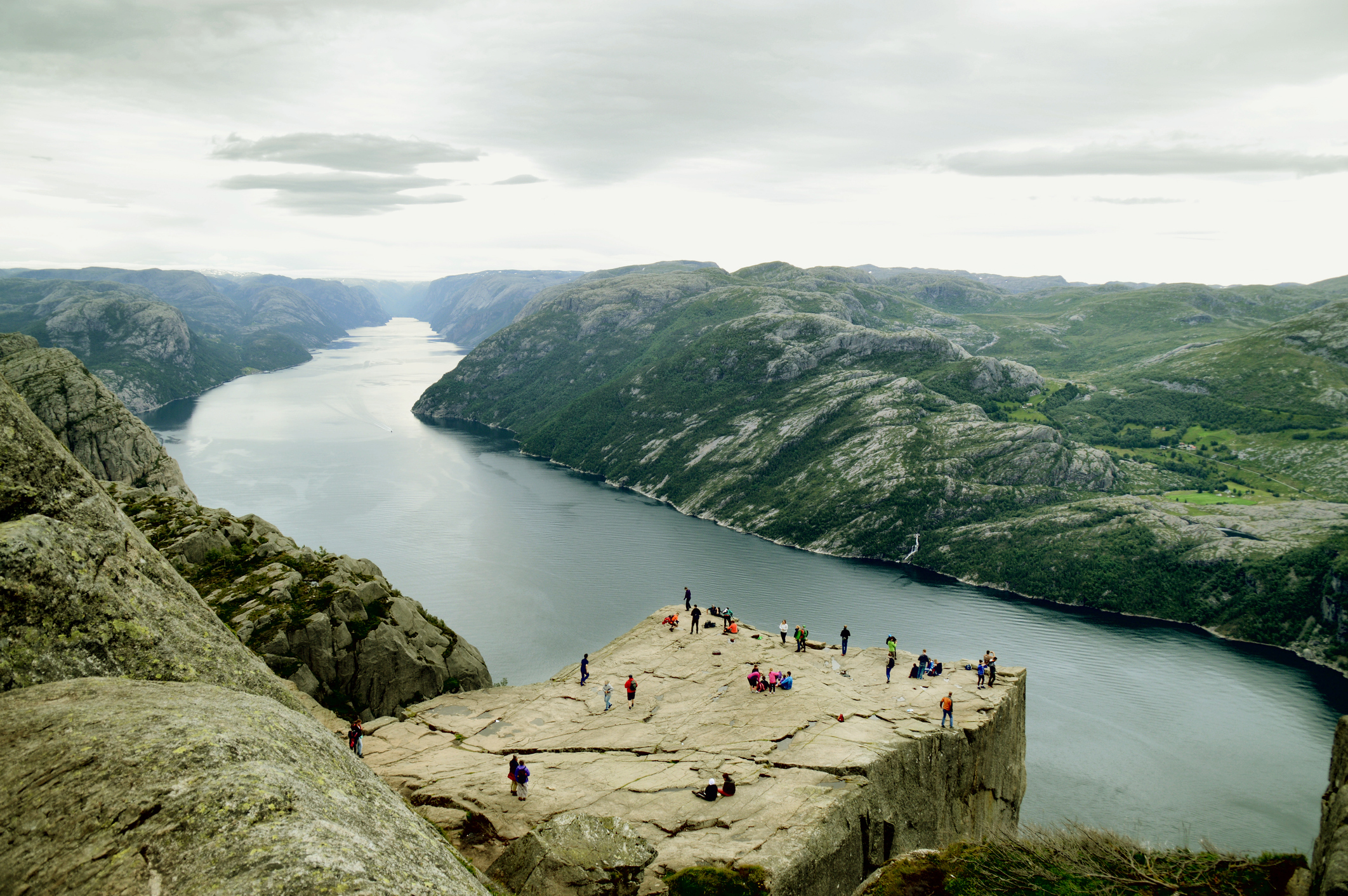 Utsikt over Preikestolen og Lysefjorden