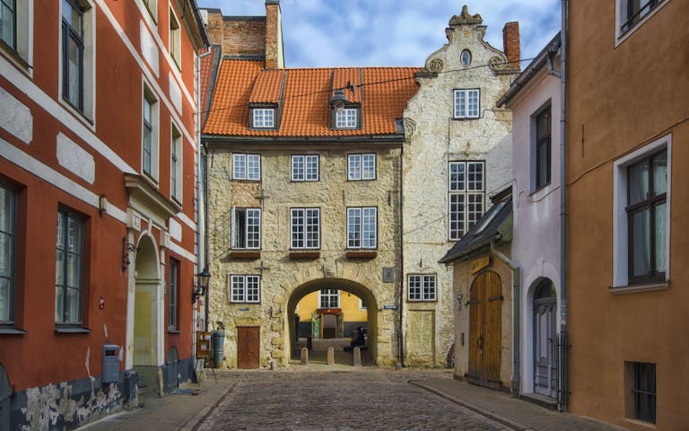 Bilde av Svenskeporten i den gamle bymuren i Riga