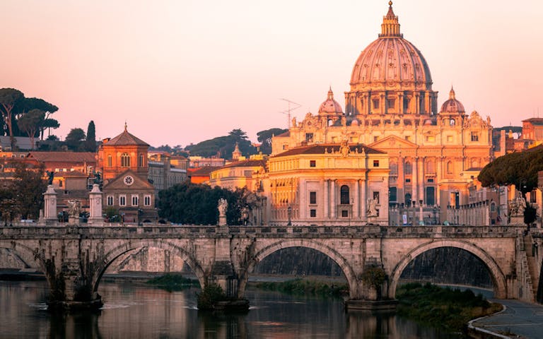 Bilde av Peterskirken i Roma i solnedgang