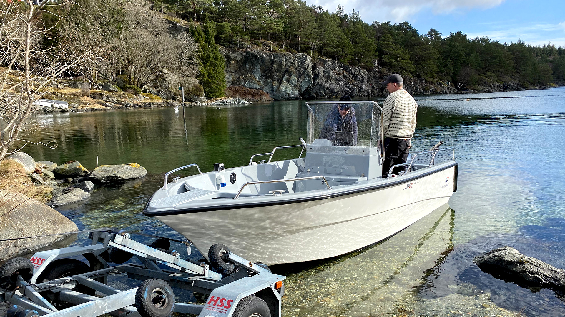 Ha gjerne med en venn når du skal sjøsette båten, da blir alt litt enklere.