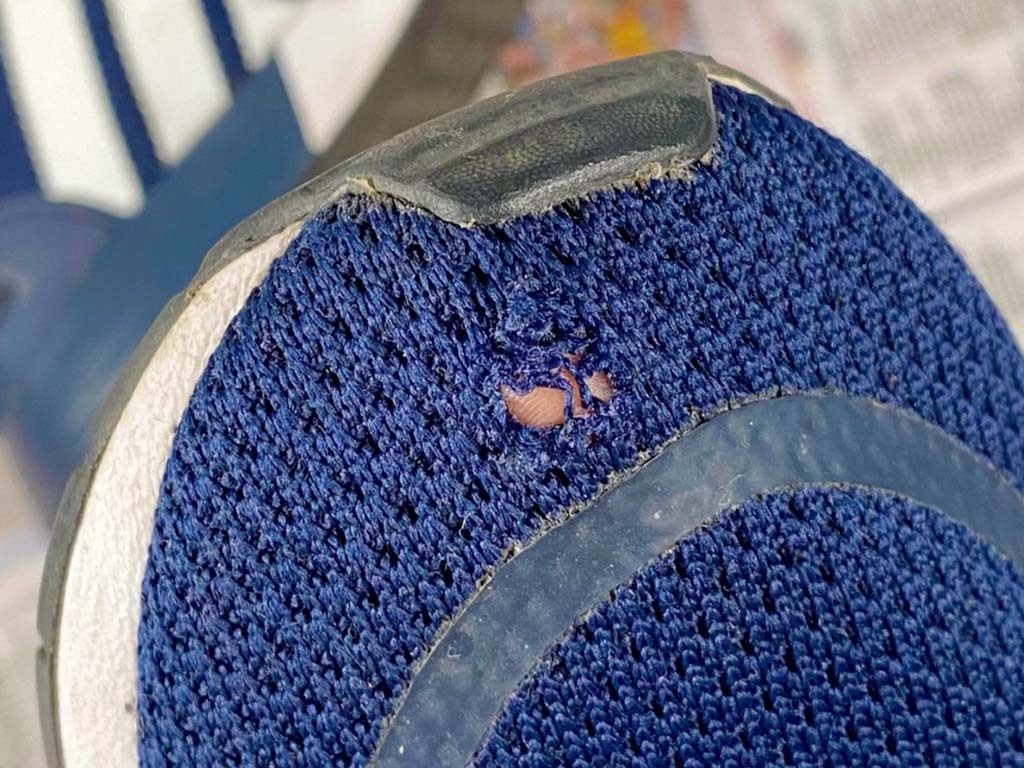 Slik kan du sy igjen hull i en sko