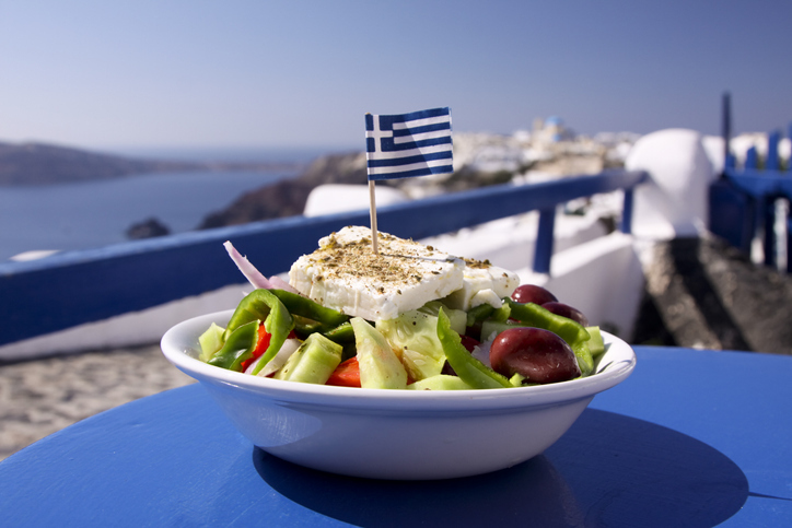 Gresk salat er servert på Santorini i Hellas