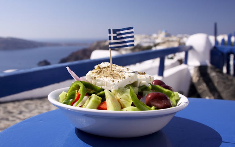 Gresk salat er servert på Santorini i Hellas