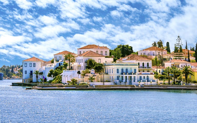 Spetses- en velstående øy og en kommune i Hellas. Inkludert som en av de Saroniske øyene.