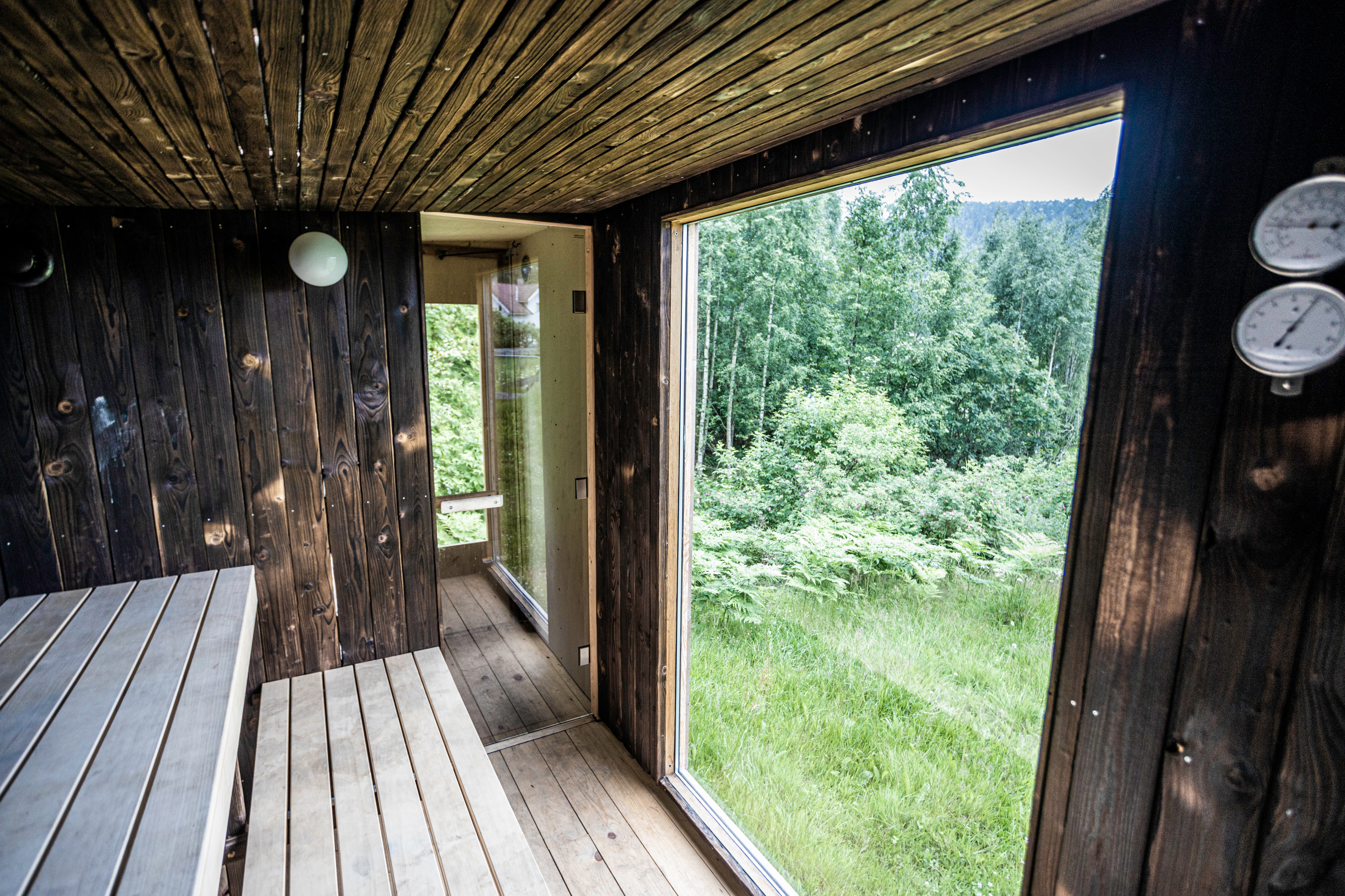 Bygget sin egen badstue av brukte materialer fra FINN torget