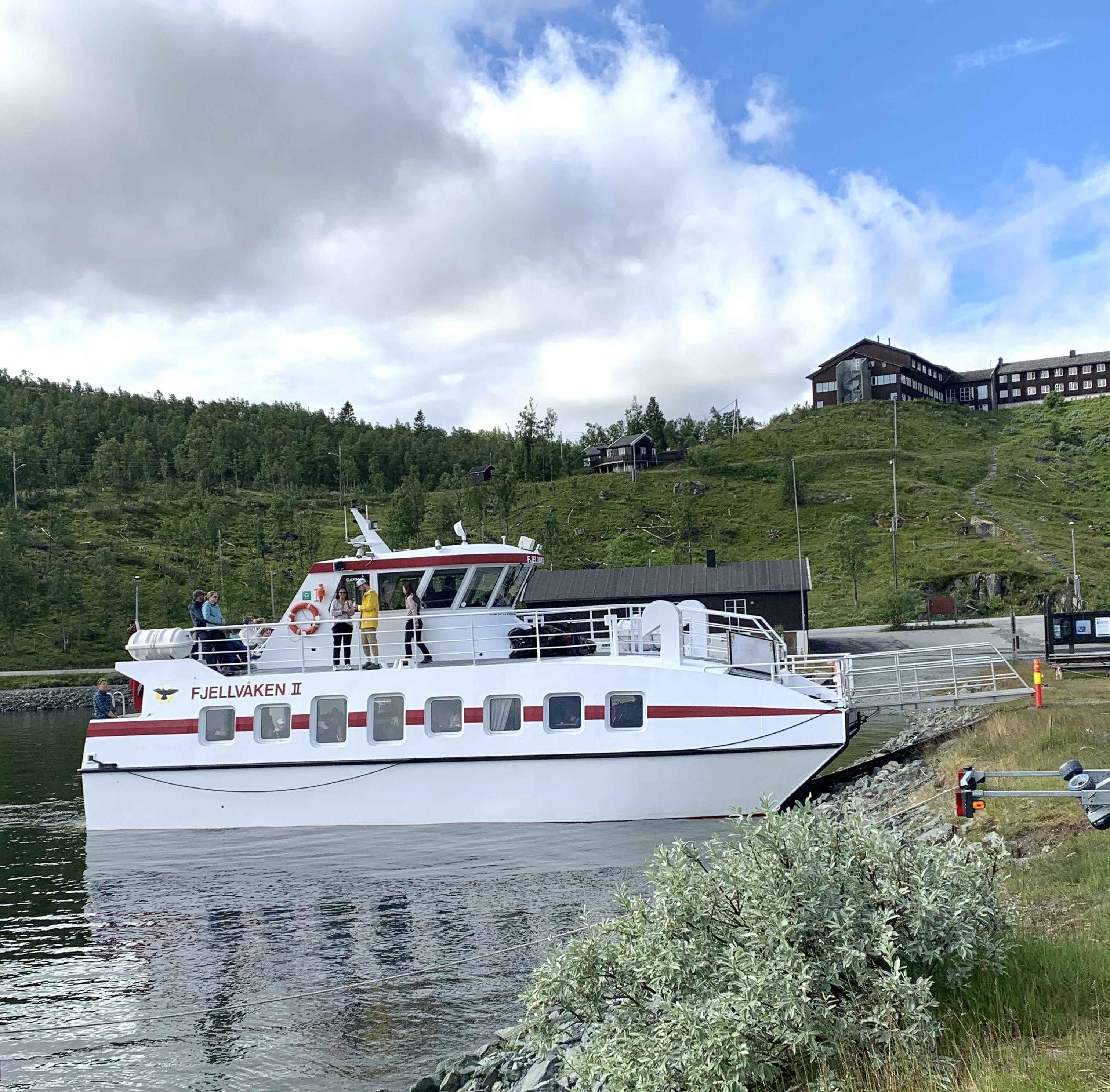 Skinnarbu Nasjonalparkhotell med båten Fjellvåken i front - Foto: Privat