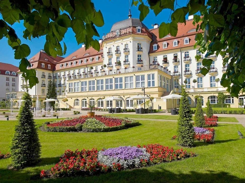 Det vakre Grand Hotel i Sopot har utsikt mot Østersjøen og egen privat strand - her får du mye luksus for pengene.