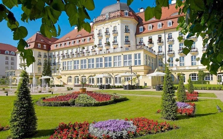 Det vakre Grand Hotel i Sopot har utsikt mot Østersjøen og egen privat strand - her får du mye luksus for pengene.