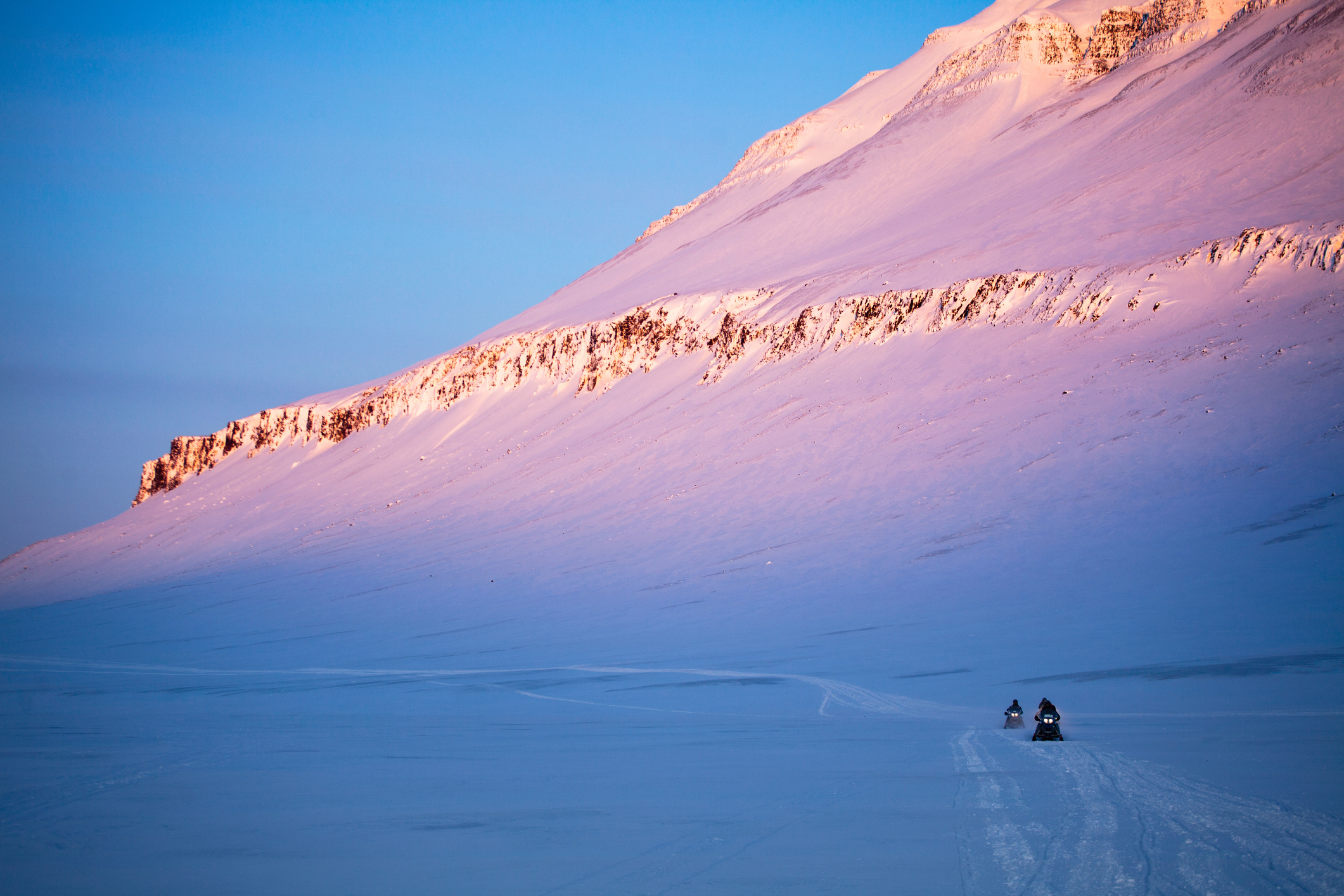 Fantastiske naturopplevelser på snøscootersafari på Svalbard - Foto: Getty Images
