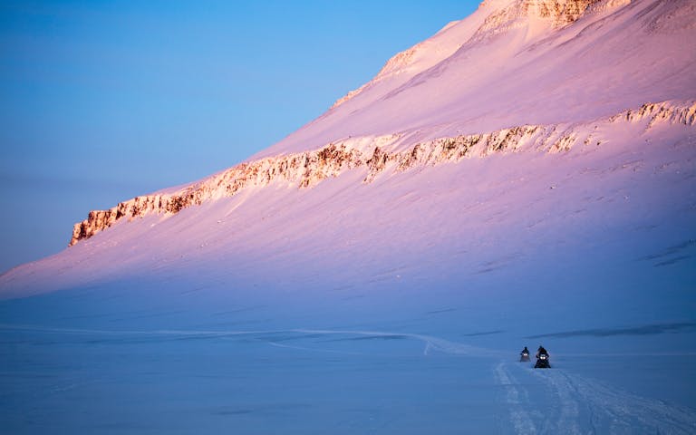 Fantastiske naturopplevelser på snøscootersafari på Svalbard - Foto: Getty Images