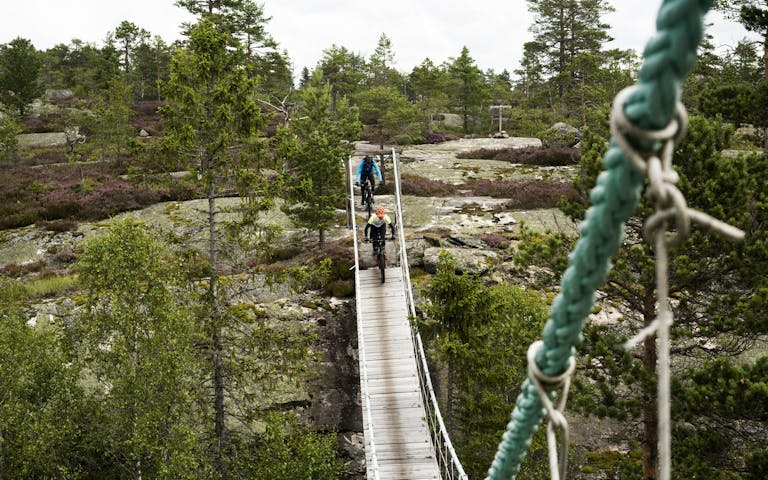 På sykkeltur over hengebru i Nissedal, Telemark
