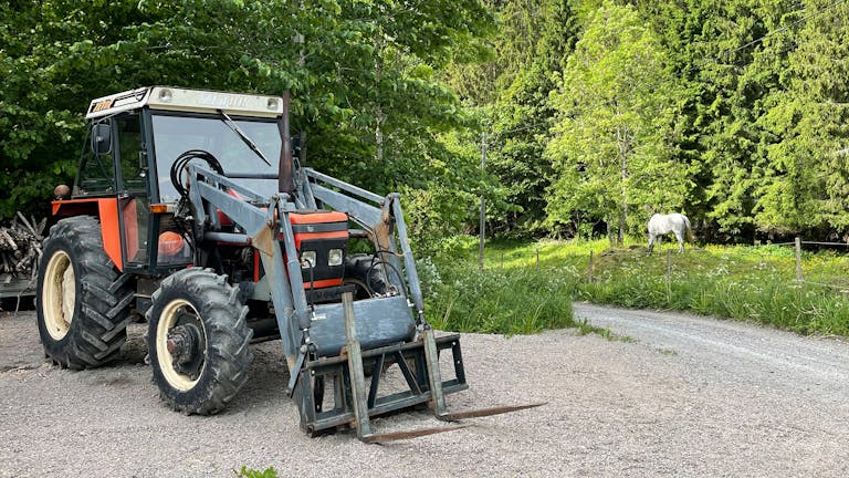 TUNGE LØFT: Traktor er et must på småbruket. Det er stadig noe som skal fraktes og flyttes. Man lærer mye underveis.