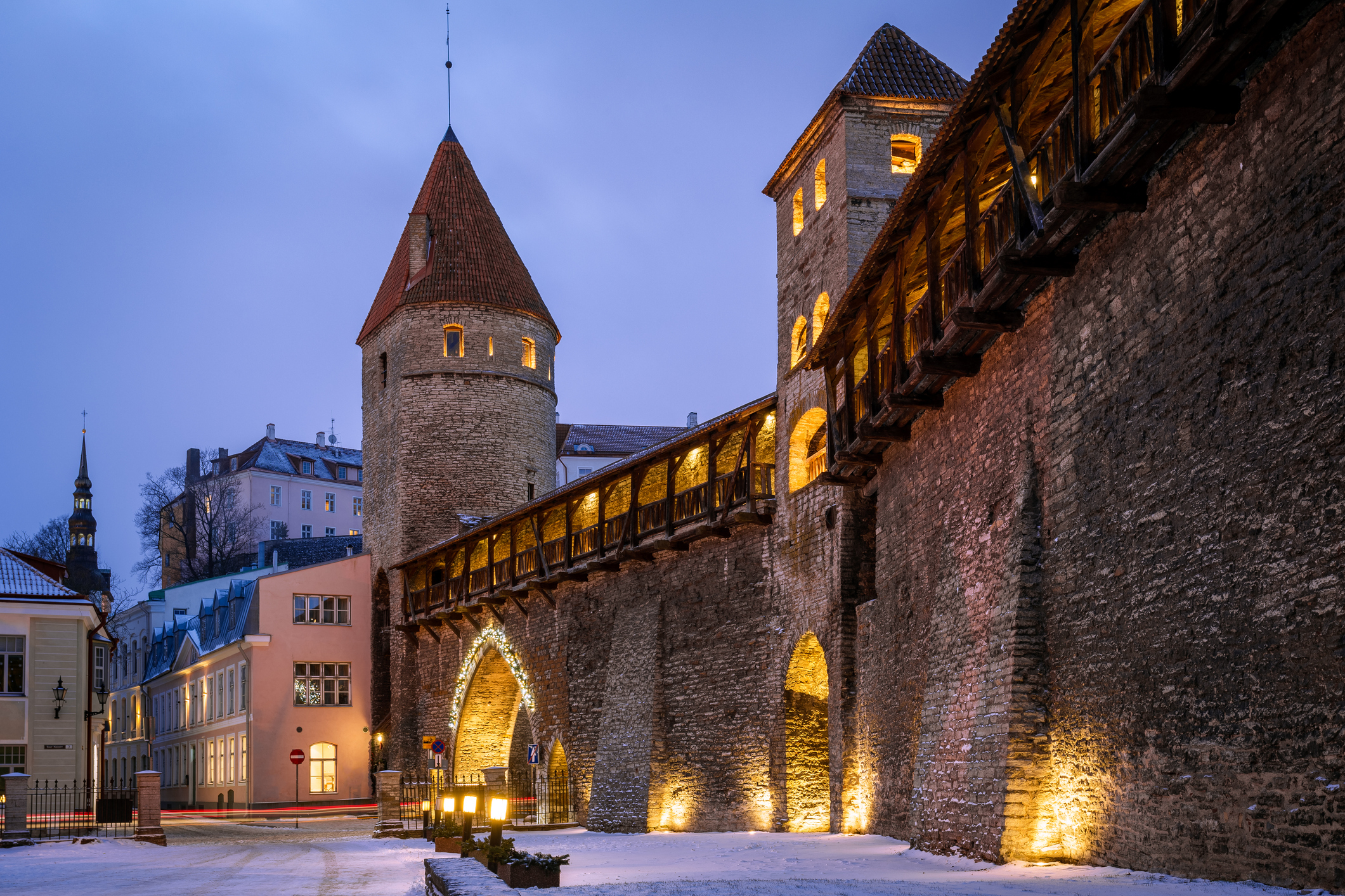 Bilde av den gamle bymuren rundt gamlebyen i Tallinn