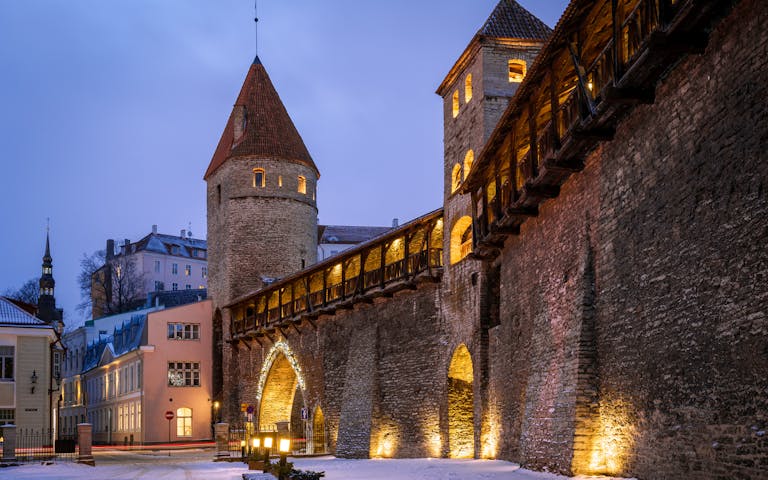 Bilde av den gamle bymuren rundt gamlebyen i Tallinn