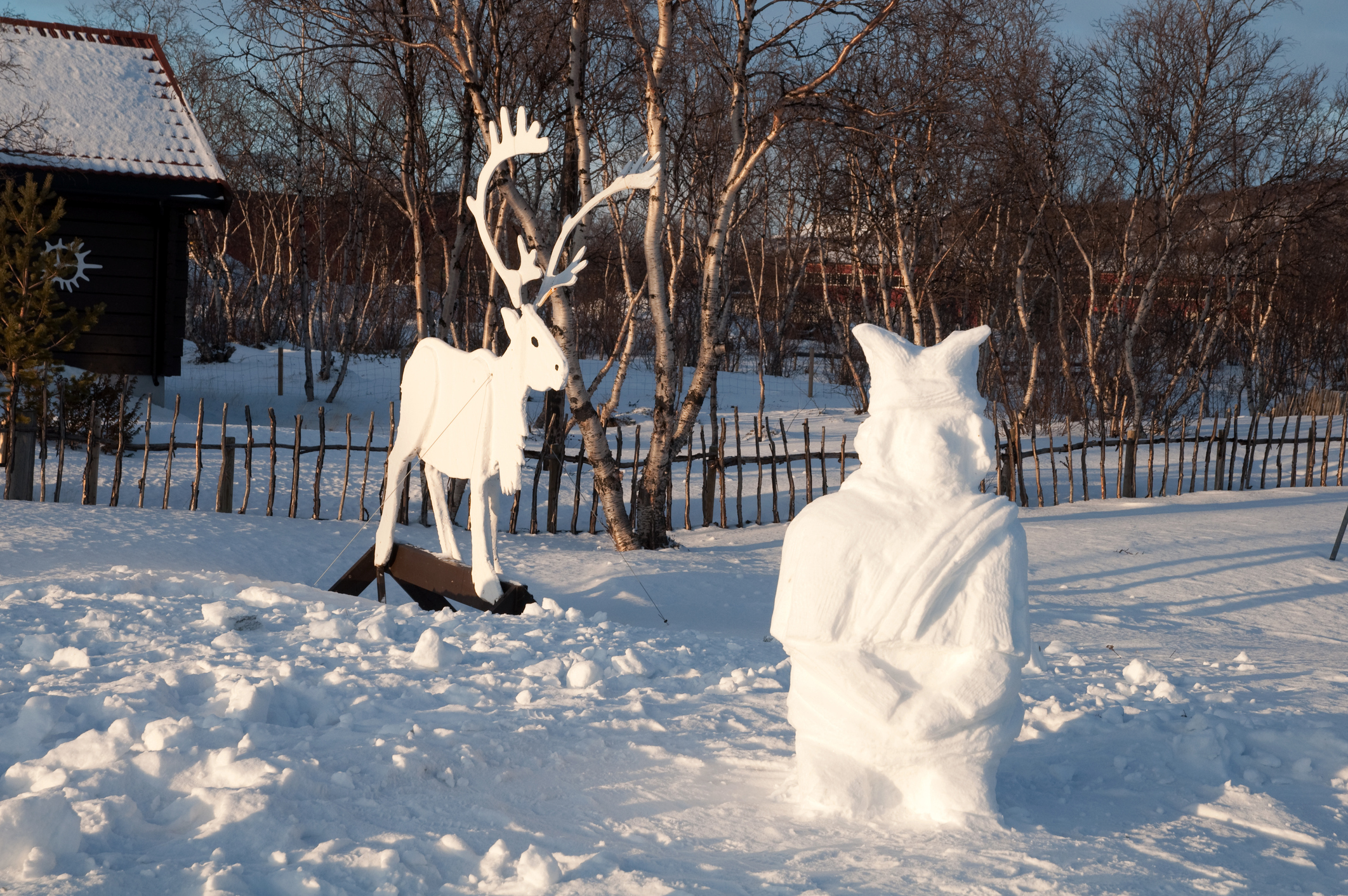 Bilde av statue av reinsdyr ved Tana bru i Finnmark